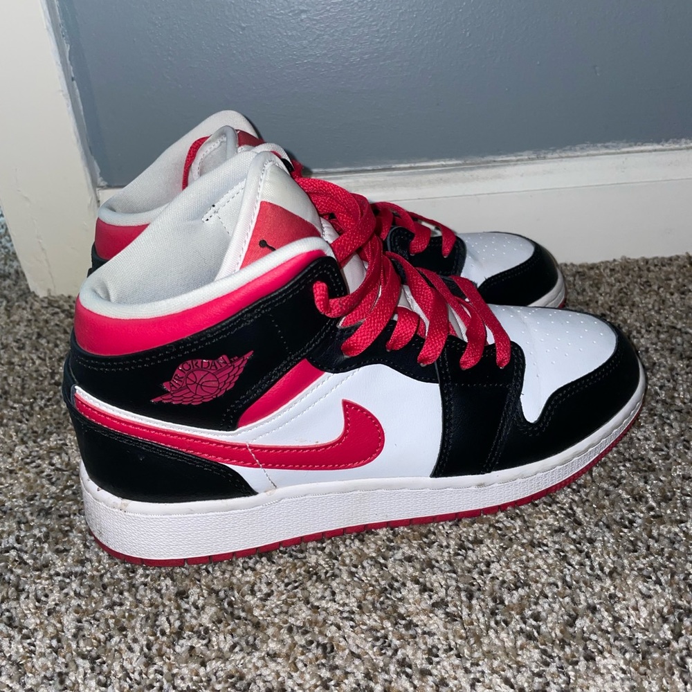 BIG KIDS' AIR JORDAN RETRO 1 MID CASUAL SHOES

White/Gym Red/Black